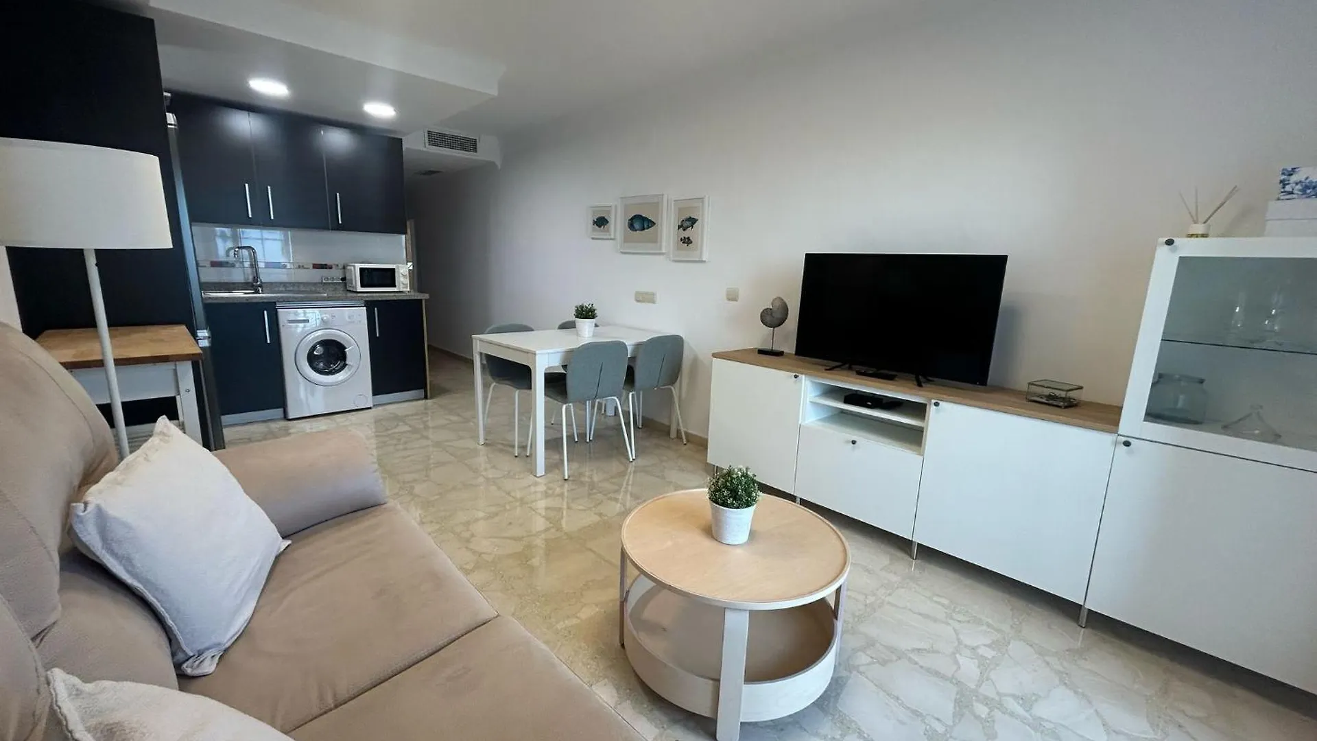 Maravilloso Apartamento En Primera Linea De Playa Con Vistas Al Mar En Caleta De Velez 2 D 0*,