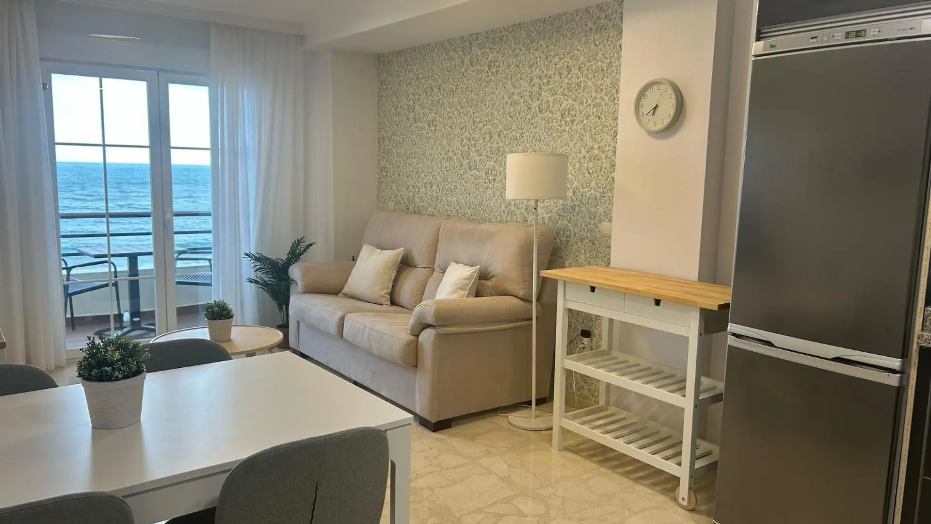 Apartamento primera línea playa. Vistas al mar Caleta de Vélez