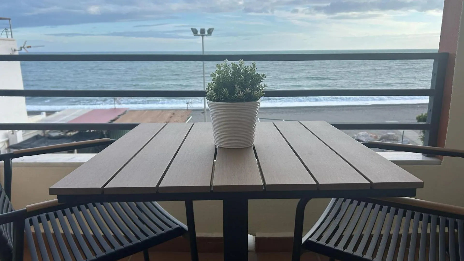 Apartamento primera línea playa. Vistas al mar Caleta de Vélez