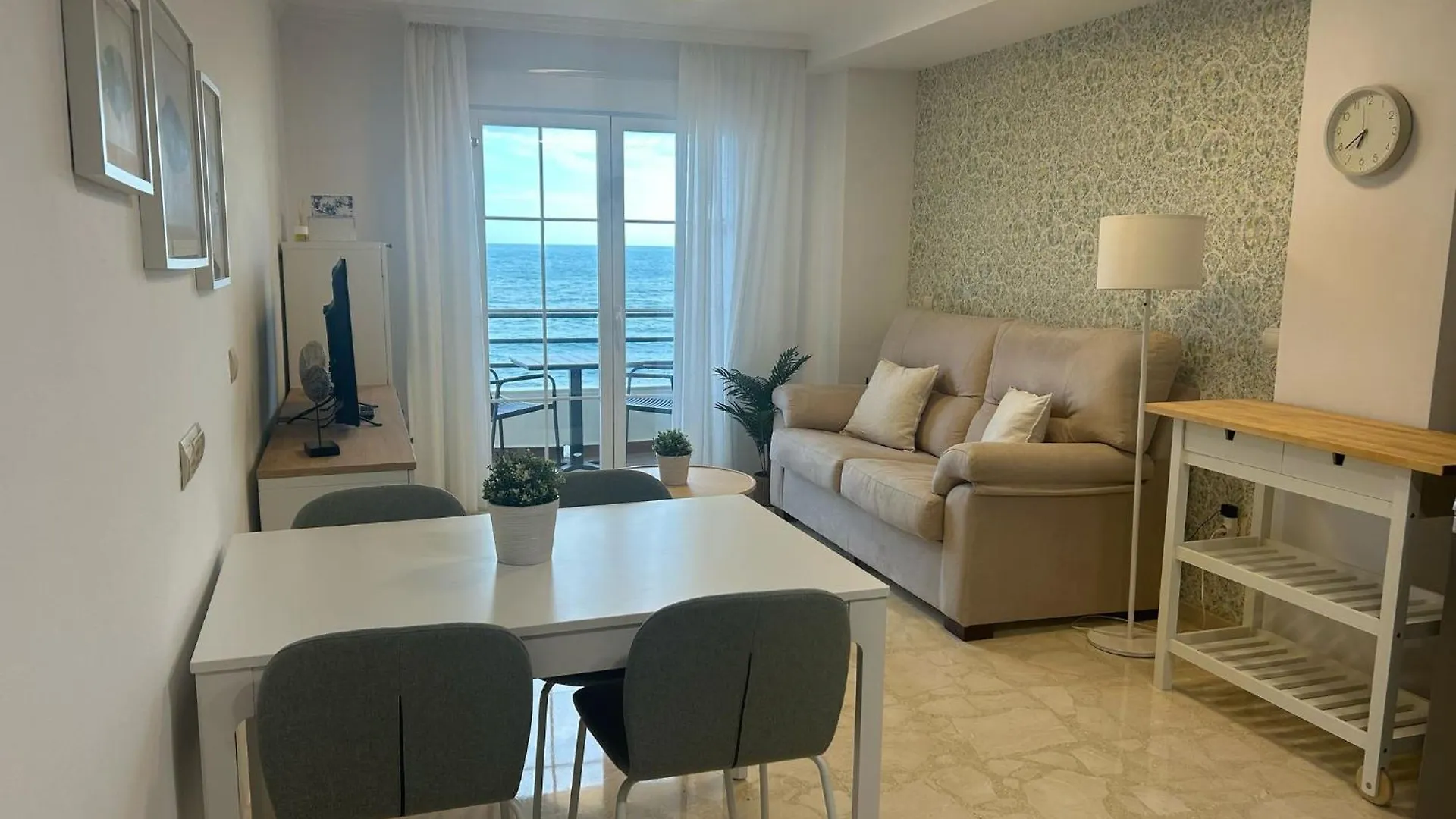 Apartamento primera línea playa. Vistas al mar Caleta de Vélez